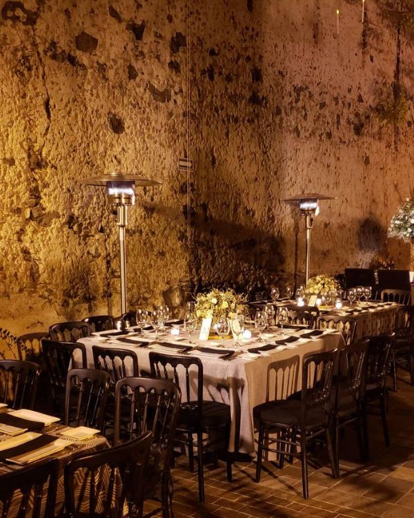 Evento de noche con calentadores ambientales en un salón