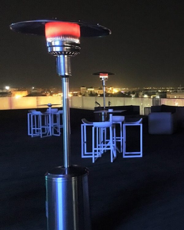 Calentadores de patio en una terraza de noche